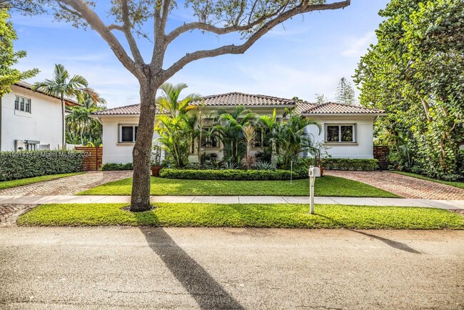 340 Woodcrest Rd in Key Biscayne, FL - Foto de edificio - Building Photo