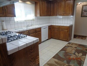 43036 42nd St W in Quartz Hill, CA - Building Photo - Building Photo