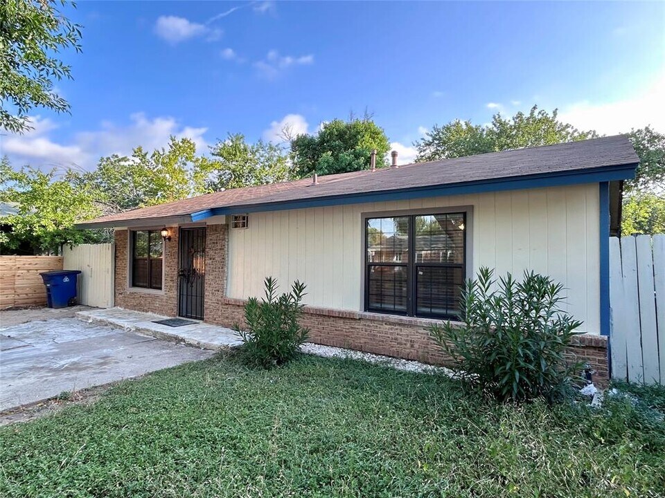 6200 Palm Cir in Austin, TX - Building Photo