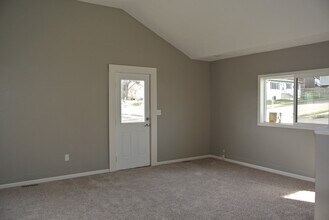 512 Hiawatha St in Minot, ND - Foto de edificio - Building Photo