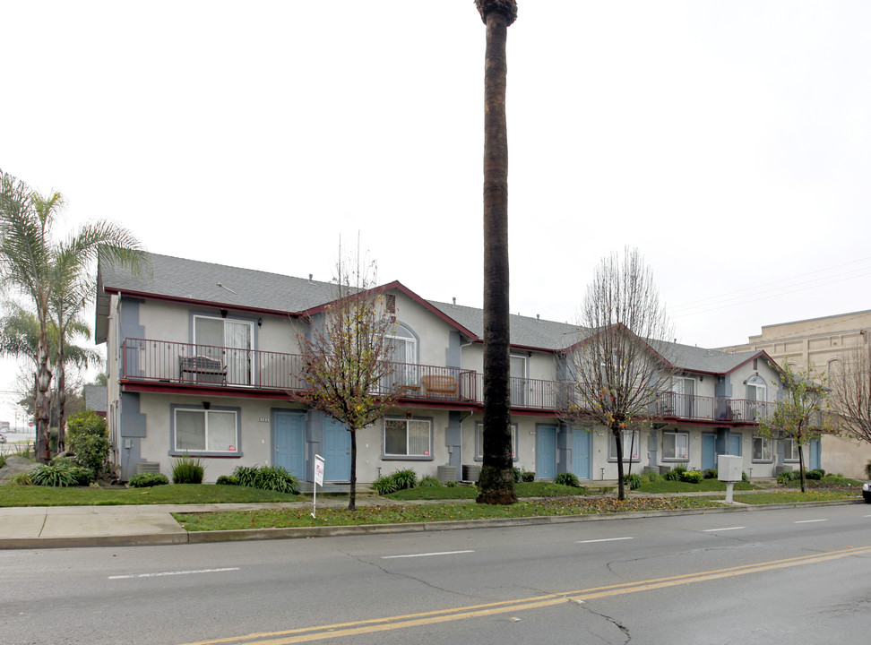 103-119 W Tulare Ave in Tulare, CA - Foto de edificio