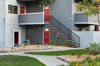 Park Plaza Apartments in Santa Ana, CA - Foto de edificio - Building Photo
