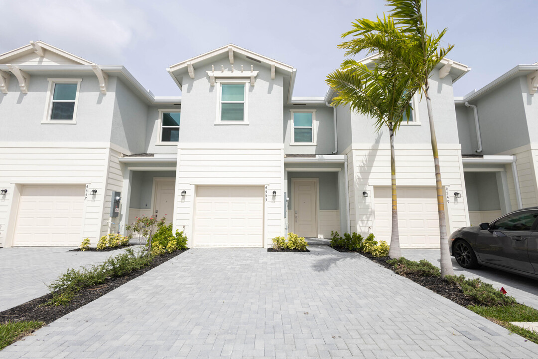 4553 Meyerson Pl in Greenacres, FL - Foto de edificio