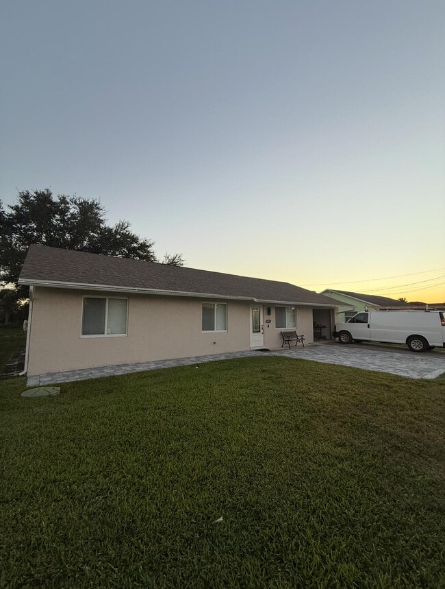 1082 SW Bellevue Ave in Port St. Lucie, FL - Building Photo - Building Photo