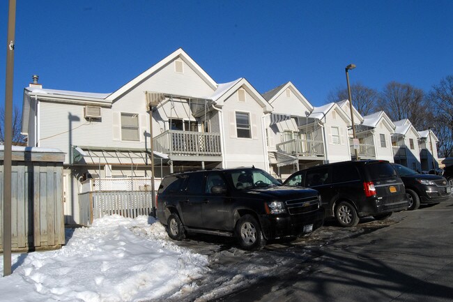 26 Israel Zupnick Dr in Monroe, NY - Foto de edificio - Building Photo