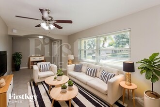 241 SW 32nd Terrace in Cape Coral, FL - Foto de edificio - Building Photo