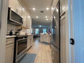 1040 Eucalyptus Dr-Unit -5 in Hollywood, FL - Building Photo - Building Photo