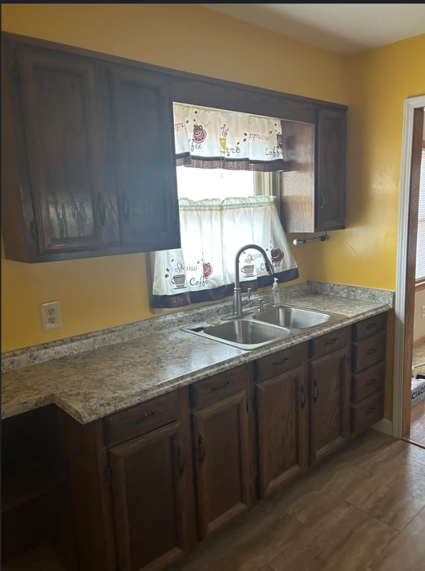 561 N Knight St in Wichita, KS - Foto de edificio - Building Photo