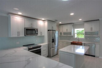 306 Island Cir in Siesta Key, FL - Building Photo - Building Photo