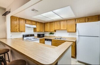 1645 W Baseline Rd in Mesa, AZ - Foto de edificio - Building Photo