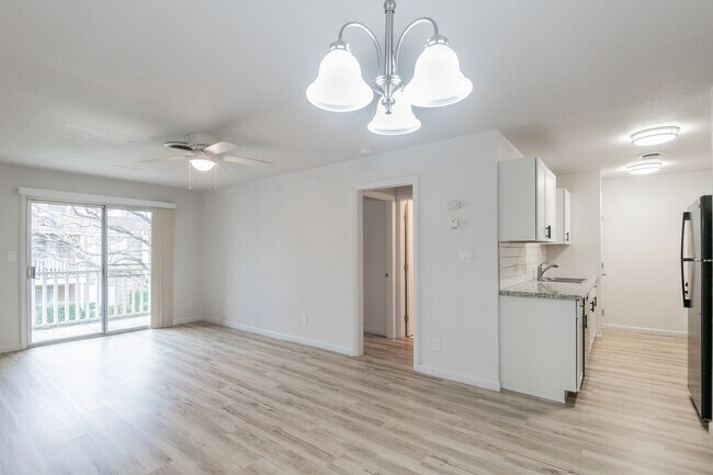 Colonial Garden Apartments in Yuba City, CA - Building Photo - Interior Photo