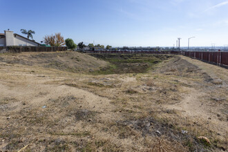 Brentwood Crossing in Bakersfield, CA - Building Photo - Building Photo