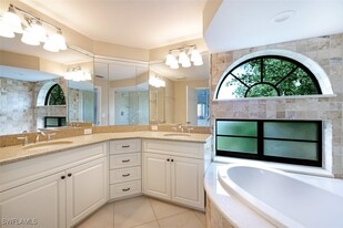 6525 Valen Way in Naples, FL - Foto de edificio - Building Photo