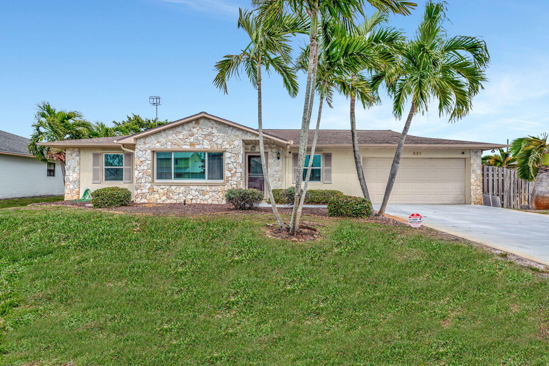 661 SE Crescent Ave in Port St. Lucie, FL - Building Photo