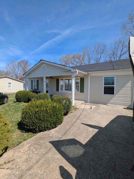 48 West St in Crab Orchard, KY - Building Photo