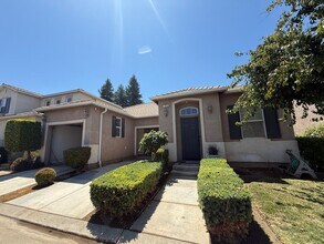 630 W Edinburgh Ln in Clovis, CA - Building Photo - Building Photo