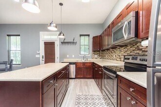 321 NW 7th Terrace in Gainesville, FL - Foto de edificio - Building Photo