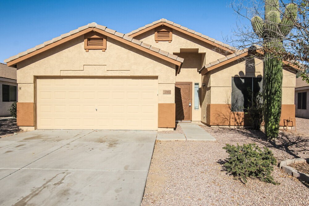 13402 W Watson Ln in Surprise, AZ - Building Photo