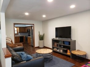 4880 S 69th St in Greenfield, WI - Foto de edificio - Building Photo