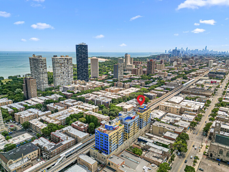 1122 W Catalpa Ave, Unit 703 in Chicago, IL - Building Photo