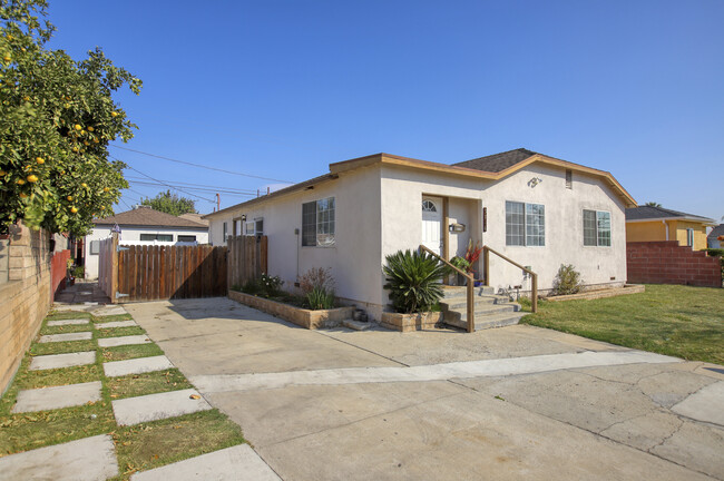 9726 Mercedes Ave in Arleta, CA - Building Photo - Building Photo