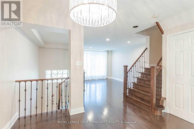 65 Mosaics Ave in Aurora, ON - Building Photo - Building Photo