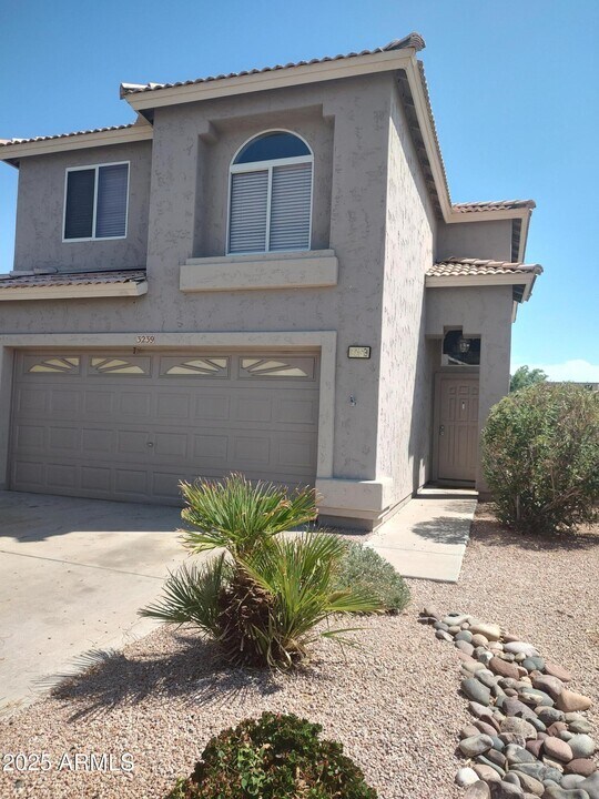 3239 E Kerry Ln in Phoenix, AZ - Building Photo