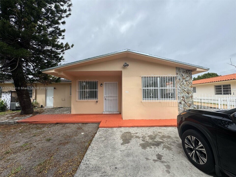 500 NW 43rd Pl in Miami, FL - Building Photo