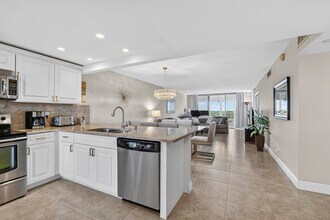 3499 Oaks Way in Pompano Beach, FL - Building Photo - Building Photo