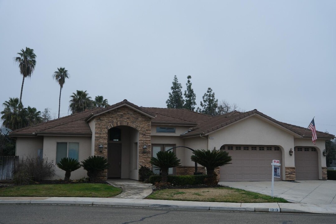 1313 Jordan Ave in Clovis, CA - Building Photo