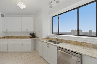 4940 S East End Ave, Unit 17A in Chicago, IL - Foto de edificio - Building Photo