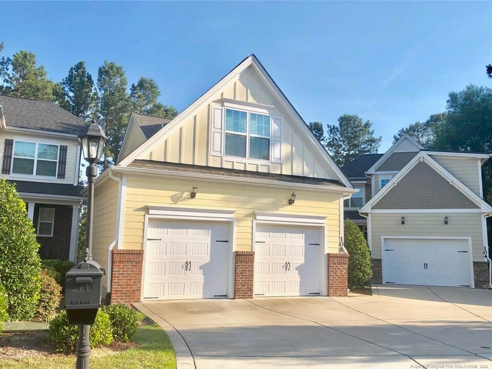 108 Pine Hawk Dr in Spring Lake, NC - Foto de edificio