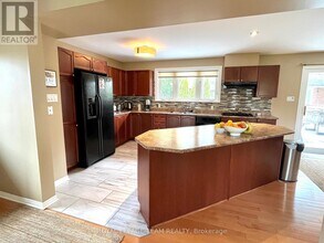 102 Monterey Dr in Ottawa, ON - Building Photo - Building Photo