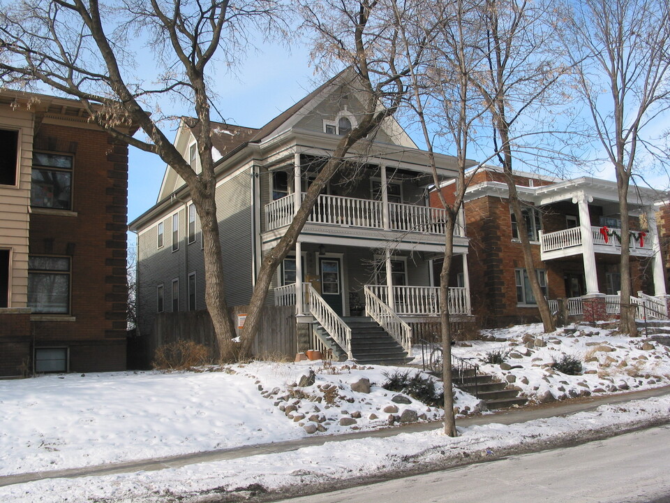 2444 1st Ave S, Unit 2 in Minneapolis, MN - Foto de edificio