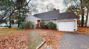 11 Rockhill Rd in Roslyn Heights, NY - Building Photo