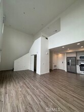 5750 Hollywood Blvd, Unit 733 in Los Angeles, CA - Building Photo - Building Photo