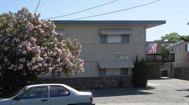 1600 Frisbie Ct in Concord, CA - Foto de edificio - Building Photo