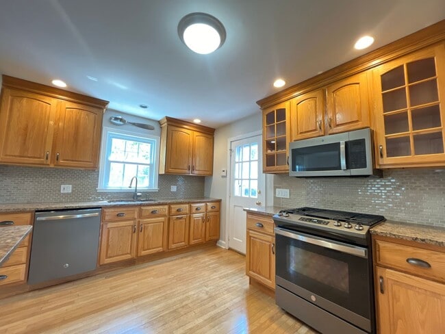 65 Buell St in North Haven, CT - Building Photo - Building Photo