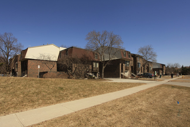 Olde Towne Place in Thornhill, ON - Building Photo - Building Photo