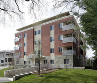 310 Hammond Pond Pkwy in Chestnut Hill, MA - Foto de edificio - Building Photo