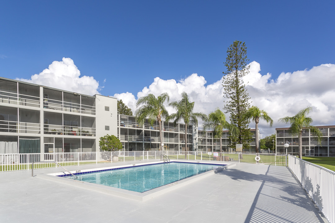 Sunset Club Apartments in South Miami, FL - Building Photo