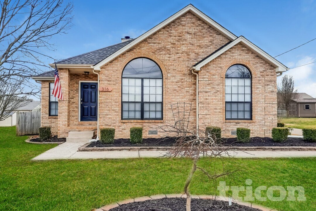 316 Pine Ridge Ln in La Vergne, TN - Building Photo