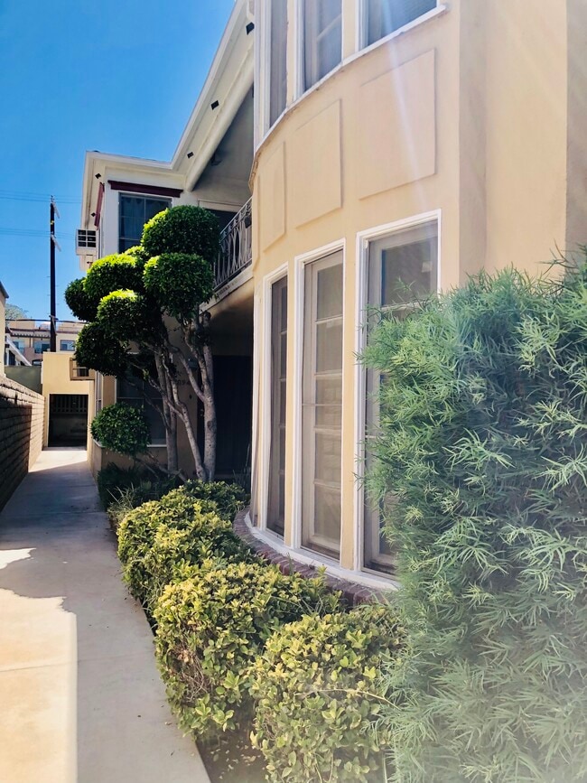 10942 Moorpark St, Unit 1 in North Hollywood, CA - Foto de edificio - Building Photo