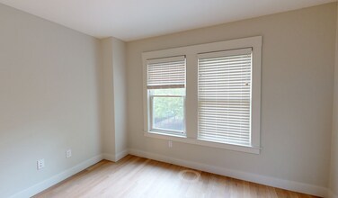 208 Banks St, Unit 1 in Cambridge, MA - Foto de edificio - Building Photo