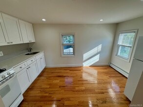 105 Burtis St in Lynbrook, NY - Building Photo - Building Photo