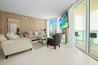150 Sunny Isles Blvd, Unit 1-1101 in Sunny Isles Beach, FL - Foto de edificio - Building Photo