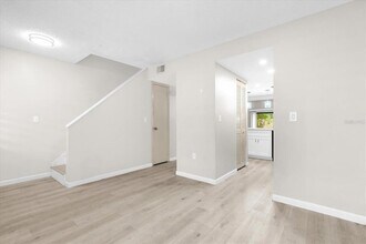 5852 Windhover Dr in Orlando, FL - Building Photo - Building Photo
