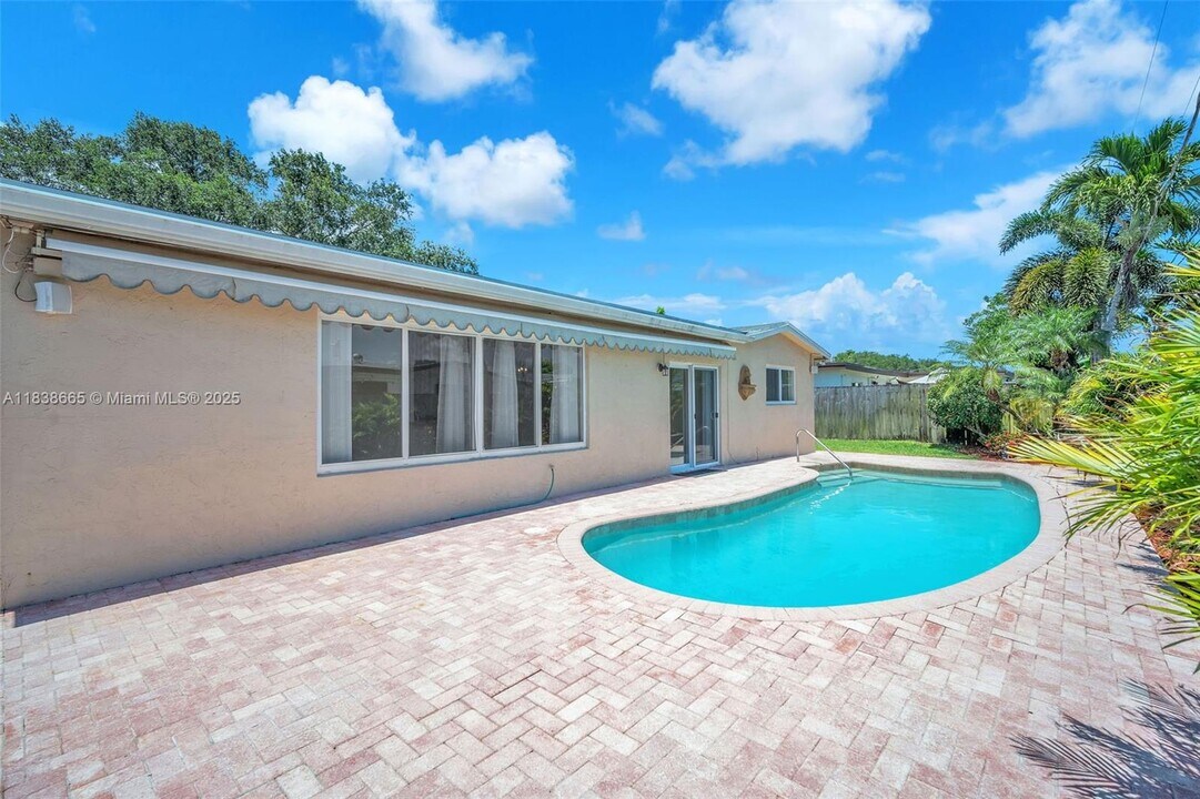 9200 SW 54th St in Cooper City, FL - Building Photo