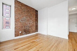 240 Sullivan St in New York, NY - Building Photo - Building Photo