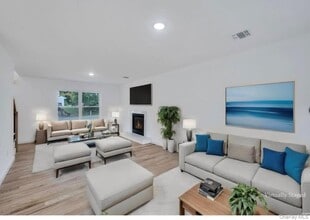 34 Huyler Rd in East Setauket, NY - Building Photo - Building Photo